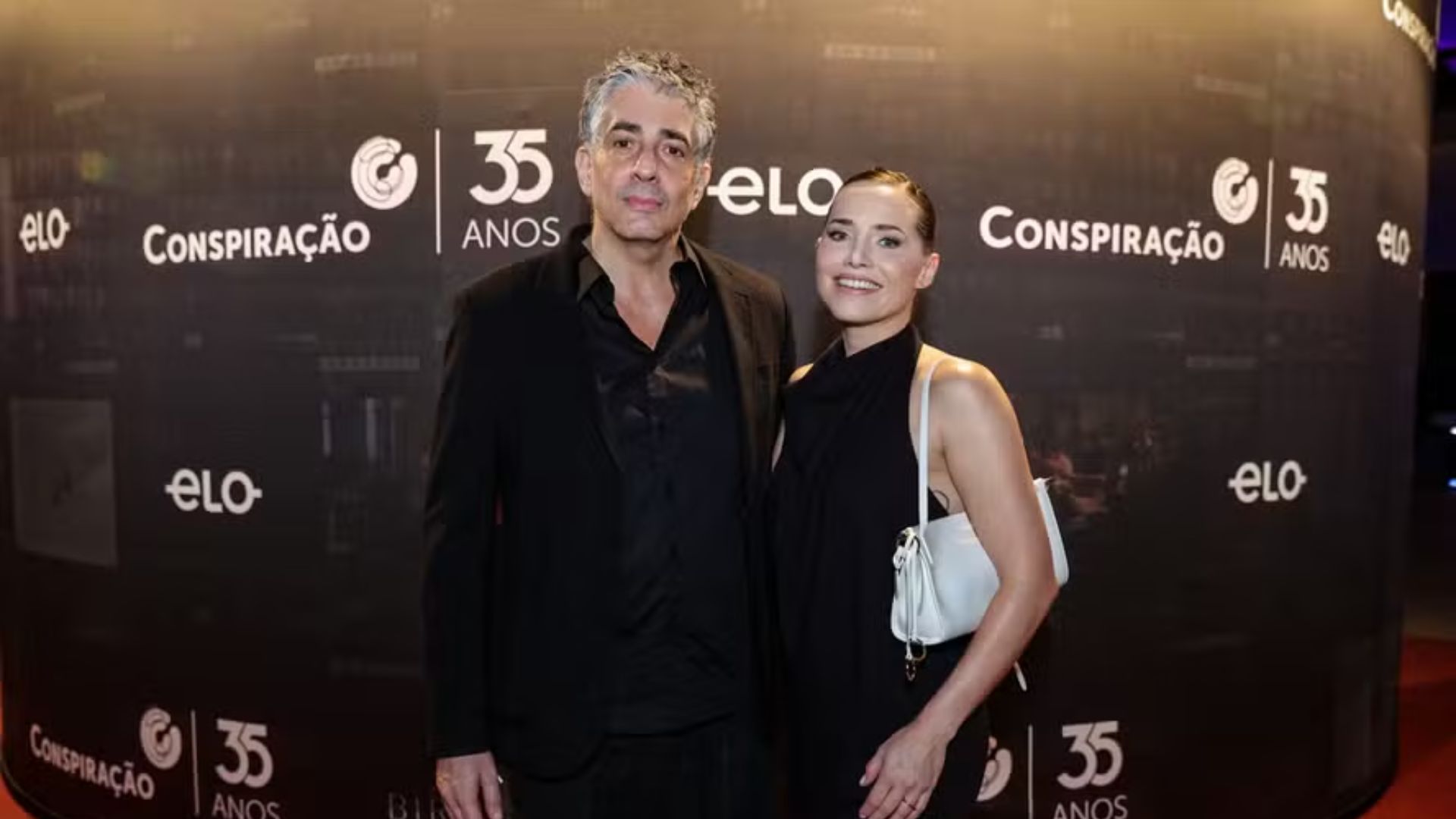 O ator Selton Mello e a atriz Bruna Marquezine posam para fotos em evento da Conspiração Filmes.