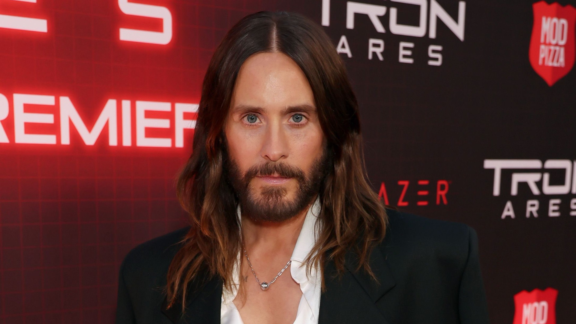 Jared Leto é acusado de crimes sexuais por quatro mulheres quando elas eram adolescentes, e depoimentos chocam em documentário