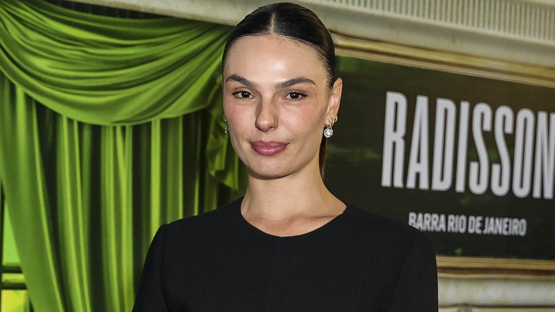 Isis Valverde se pronuncia sobre processo movido por ex-funcionária e reage a vídeo na web; assista