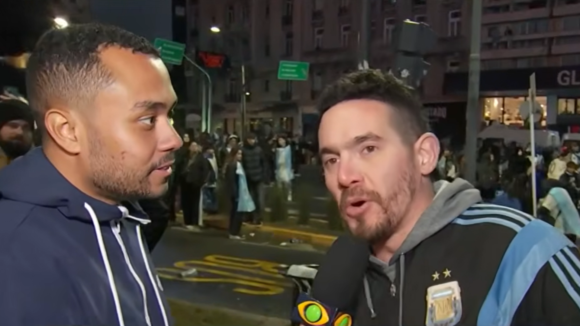 Repórter da Band é alvo de racismo durante entrevista com torcedor após derrota da Argentina na Copa: “Me dei conta depois”; assista