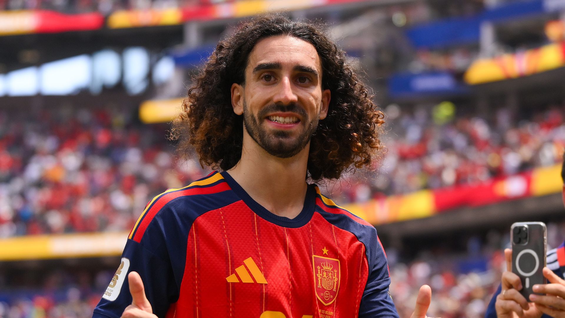 Cucurella, da Seleção Espanhola, emociona ao revelar o motivo por trás dos cabelos longos; assista