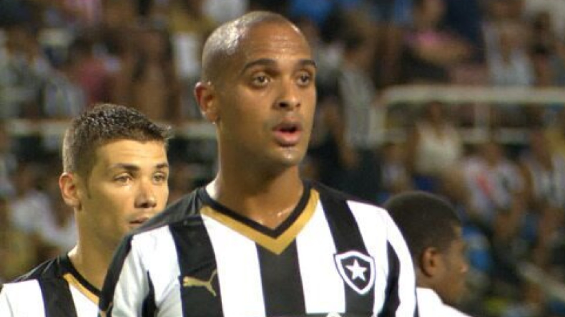 Ex-atacante do Botafogo, Tássio Santos morre aos 41 anos após ventania no Rio