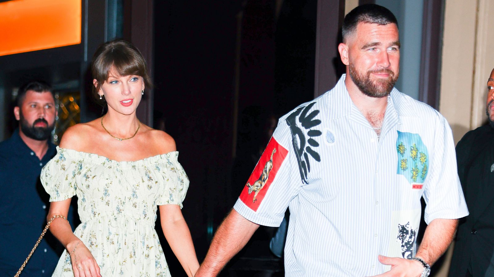 Taylor Swift e Travis Kelce: Fonte indica quando e como cantora revelará foto do vestido de noiva