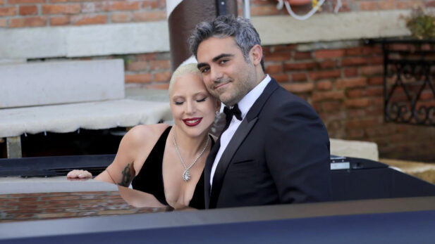 Novo detalhe sobre nascimento da filha de Lady Gaga e Michael Polansky vem &agrave; tona