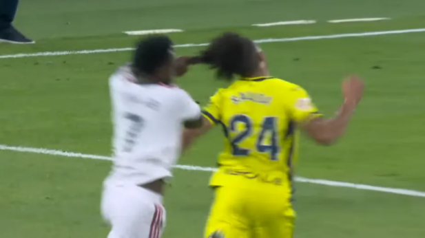 Momento que Vini Jr. puxou o cabelo de Saliba. (Foto: Reprodução/ RFEF; CazéTV)